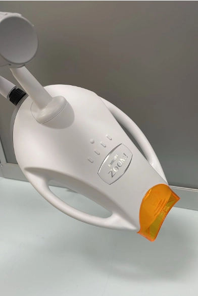 Zoom Bleaching Gerät im Zentrum für Zahnmedizin Dr. Putzer Hannover